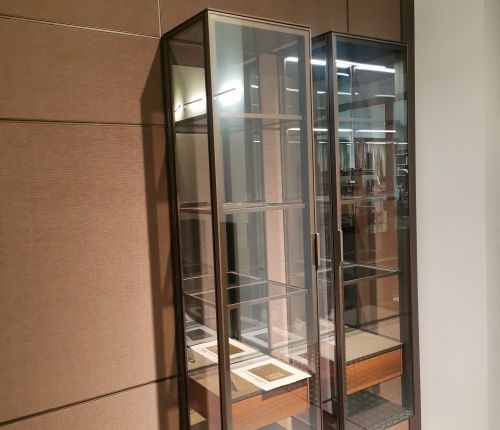 Система стеновых панелей Modulor с подвесными витринами Alambra