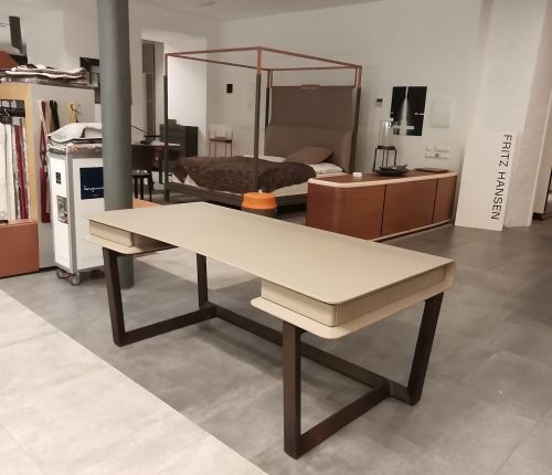 Poltrona Frau Стол рабочий Peek-a-Book